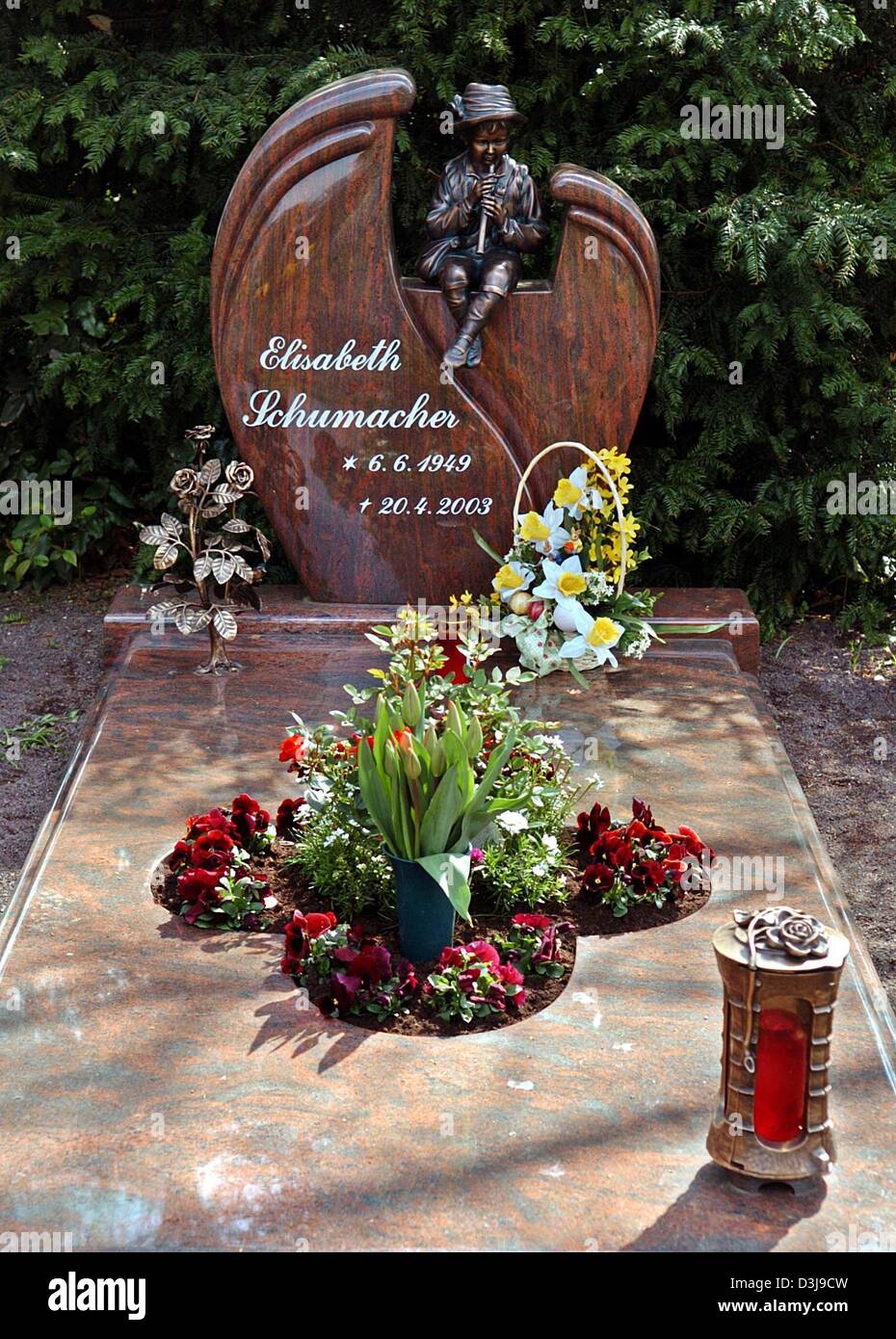 (Afp) - La photo montre la tombe de Elisabeth Schumacher sur le cimetière de Manheim près de Kerpen, Allemagne, 14 avril 2004. La ville d'accueil de la formule 1 étoile Michael et Ralf Schumacher pourrait avoir à faire place à de la machinerie lourde pour creuser le charbon brun. La tombe de la mère des deux pilotes de F1 est également affectée par la réinstallation prévue pour 2012. Banque D'Images