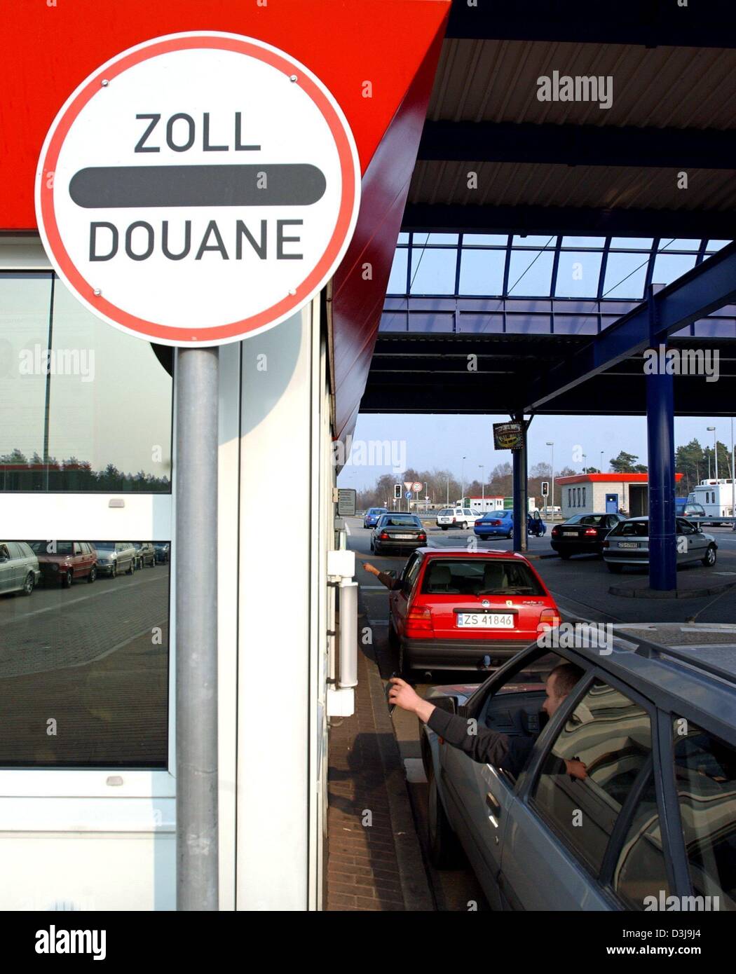 (Afp) - les voitures passent les contrôles douaniers ('Zoll') à la frontière germano-polonaise sur l'autoroute A11 dans la région de Pomellen, Allemagne, 28 mars 2003. La frontière entre l'Allemagne et la Pologne s'exécute sur un tronçon de 442 km après la suppression des contrôles aux frontières entre l'Allemagne et la Pologne le 1 mai 2004, lorsque la Pologne adhère à l'Union européenne, de nombreux agents des douanes seront redéployés dans la lutte contre Banque D'Images