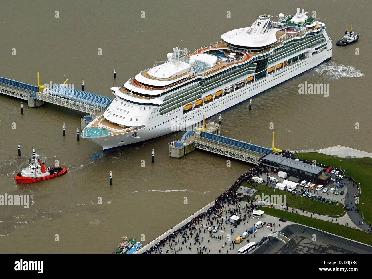 (Afp) - l'océan de croisière 'Jewel of the Seas' passe avec son arrière en premier la barrière de rivière sur la rivière Ems sur le chemin de la mer du Nord, près de Petkum, Allemagne, 4 avril 2004. La chemise doit passer le long du fleuve de la chantier Meyer de Papenburg, Allemagne, pour atteindre sa destination Eemshaven aux Pays-Bas. Le "joyau de la mer" a des caractéristiques comme un verre de 10 étages-en Banque D'Images