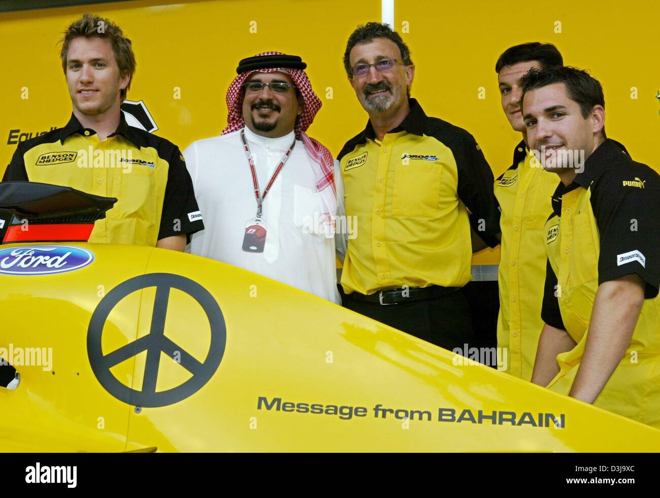 (Afp) - formule 1 Allemande (pilote de L :) Nick Heidfeld ensemble avec le prince héritier Cheikh Salman bin Hamad bin Isa al Khalifa, Jordan chef Eddie Jordan, l'Italien Giorgio Pantano et de l'Allemand Timo Glock, dévoile un logo de la paix et les mots 'Message de Bahreïn' sur le capot moteur de la voiture de course de la Jordanie, sur les courses de formule un cours à Manama, la capitale de Bahreïn, le jeudi Banque D'Images