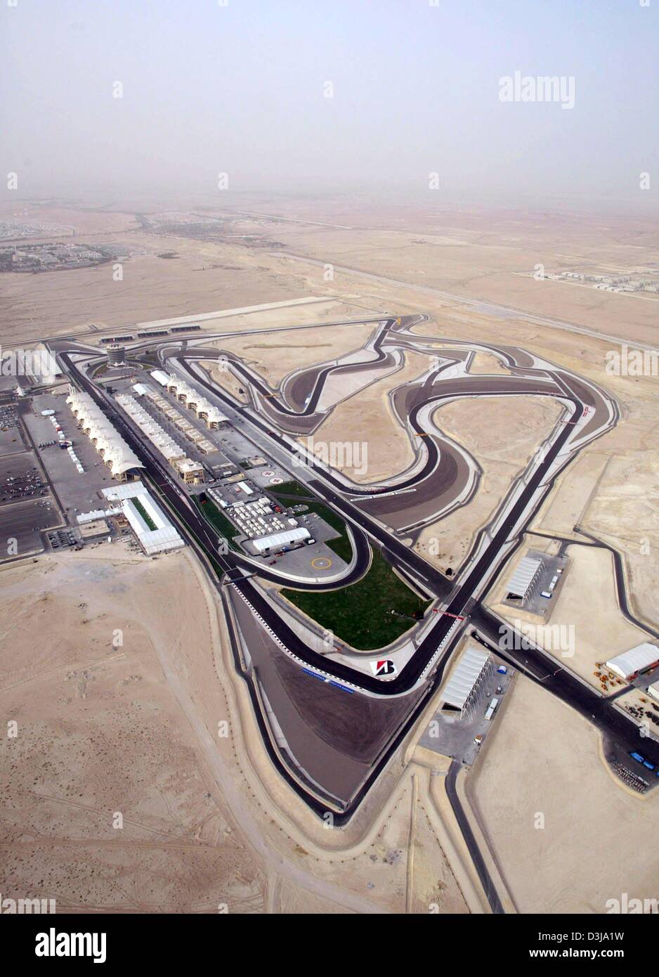 (Dpa) Vue aérienne de la piste F1 'Circuit International de Bahreïn' qui se trouve dans la chaleur le Jeudi, 1 avril 2004, dans près de la capitale Manama Bahreïn. Le 4 avril 2004, la troisième course de Formule 1 qui aura lieu sur cette hippodrome nouvellement construit qui a été construit en seulement 16 mois et permet autour de 70,000 spectateurs de suivre la course. Prince héritier Cheikh Salman bin Hamad al Ka Banque D'Images