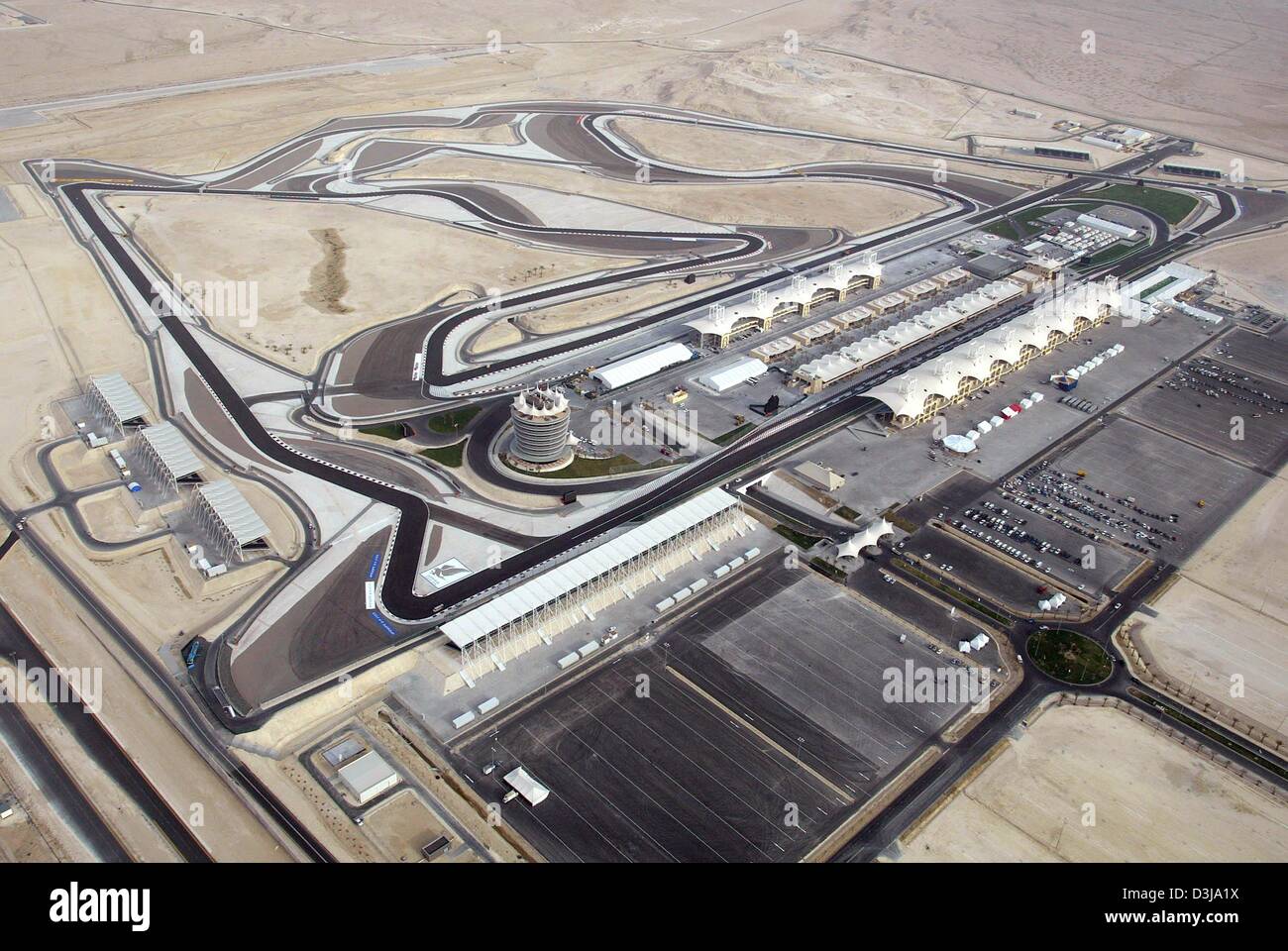 (Dpa) Vue aérienne de la piste F1 'Circuit International de Bahreïn' qui se trouve dans la chaleur le Jeudi, 1 avril 2004, dans près de la capitale Manama Bahreïn. Le 4 avril 2004, la troisième course de Formule 1 qui aura lieu sur cette hippodrome nouvellement construit qui a été construit en seulement 16 mois et permet autour de 70,000 spectateurs de suivre la course. Prince héritier Cheikh Salman bin Hamad al Ka Banque D'Images