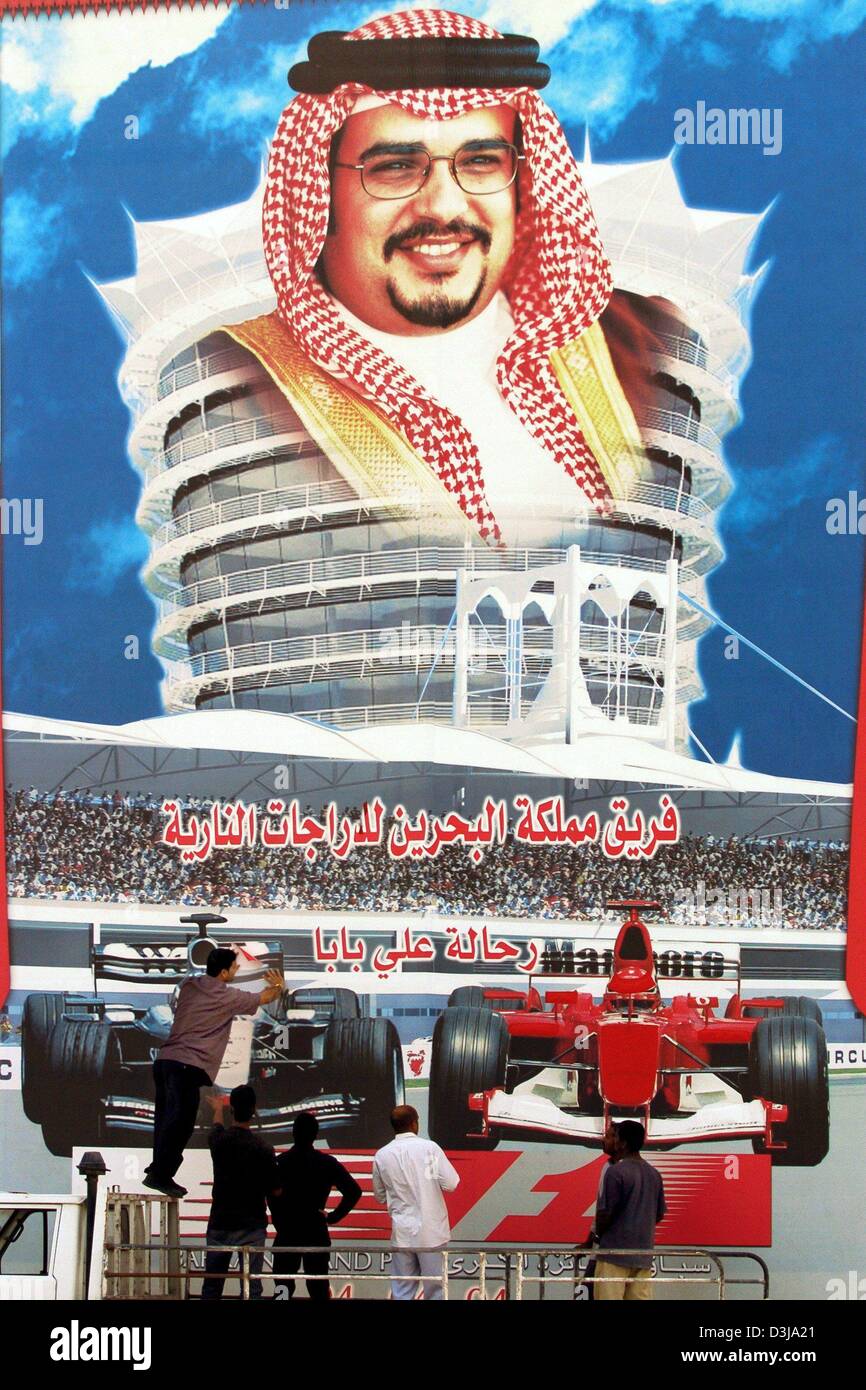 (Dpa) travailleurs bahreïnites n'last minute travailler sur un panneau géant représentant le Roi de Bahreïn, Hamad bin Isa bin Salman al-Khalifa, près de la piste de Bahreïn F1 le jeudi, 1 avril 2004. Le dimanche, 4 avril 2004, le Grand Prix de Bahreïn sera lancé sur le tout nouveau circuit. Banque D'Images