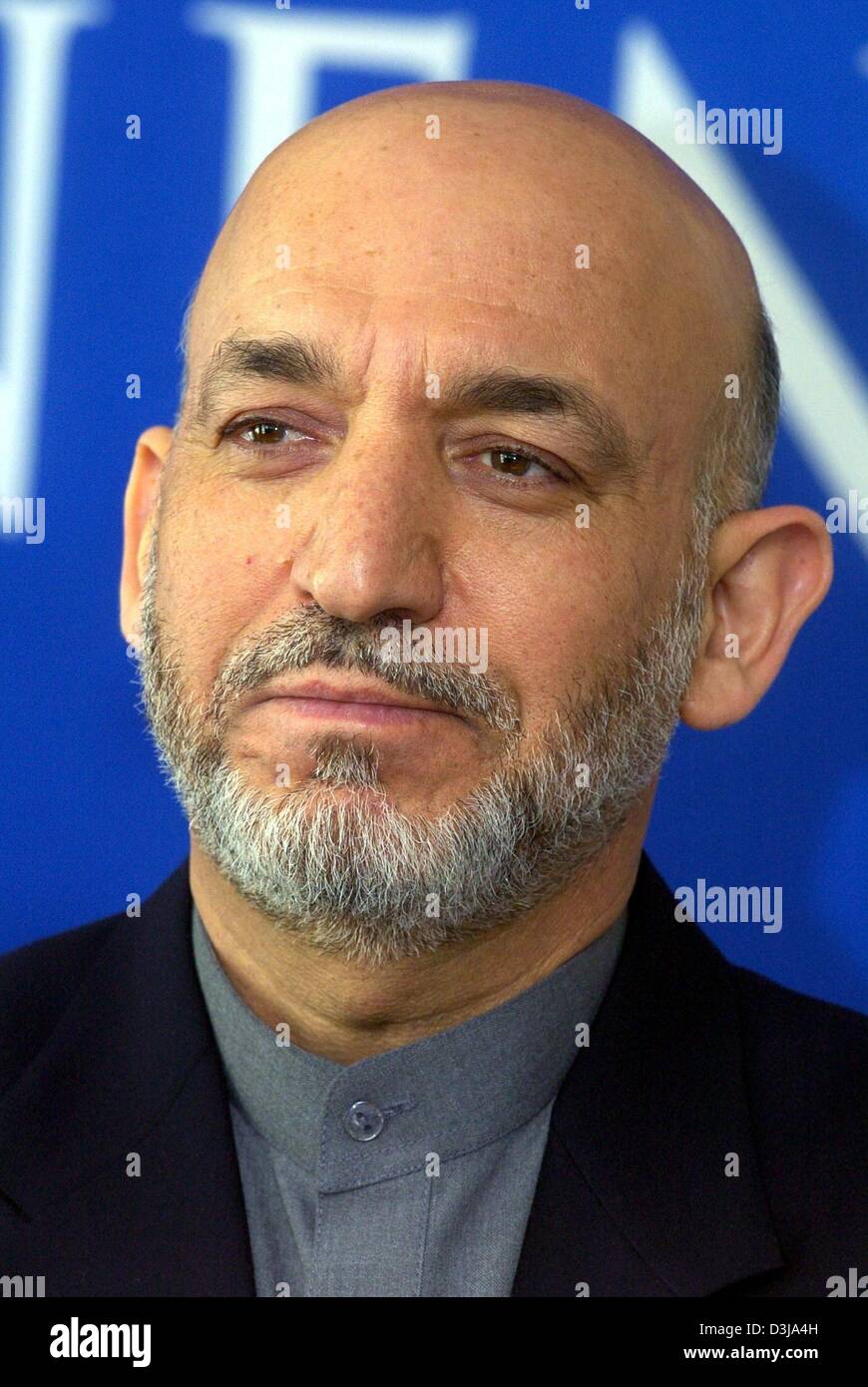 (Afp) - Le président afghan Hamid Karzai, photographié au cours d'une conférence de presse en marge de la Conférence sur l'Afghanistan à Berlin, le mercredi 31 mars 2004. Lors d'une conférence de deux jours, des hommes politiques de 56 membres discutent de la reconstruction de l'Afghanistan et d'aides financières. Banque D'Images