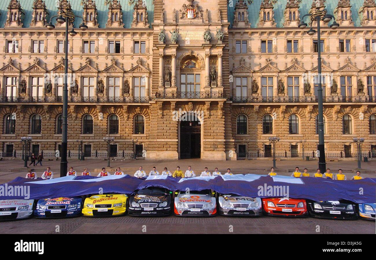 (Dpa) Les pilotes du championnat allemand de voitures de tourisme (DTM) dévoilent leurs voitures de course en face de la mairie de Hambourg, le mardi 30 mars 2004. Deux semaines et demie à l'écart de la première course sur le circuit d'Hockenheim DTM a présenté les pilotes eux-mêmes et leurs voitures au public. Banque D'Images