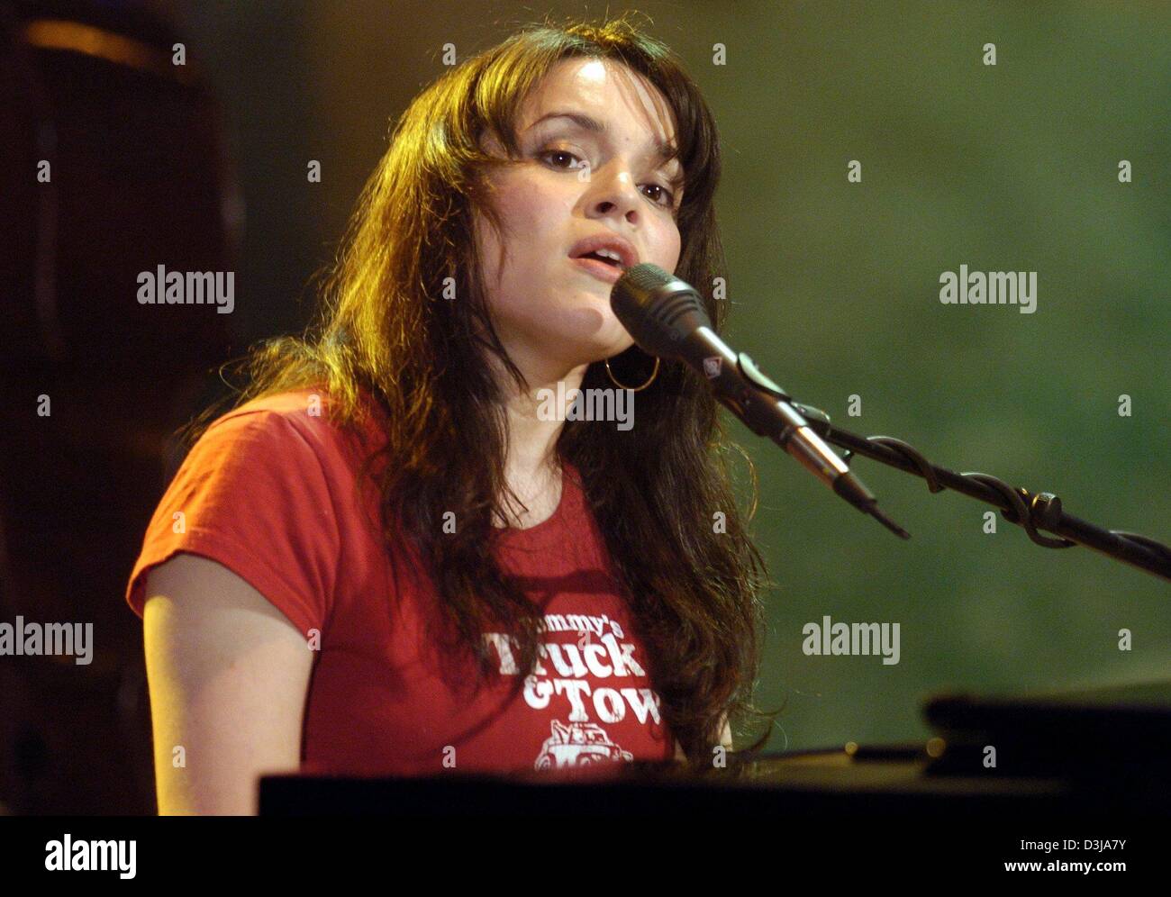 (Afp) Le chanteur Norah Jones effectue au cours de l'émission de télévision allemande "Wetten Dass... ?' (pari que... ?), à Bâle, en Suisse, le samedi 27 mars 2004. Banque D'Images