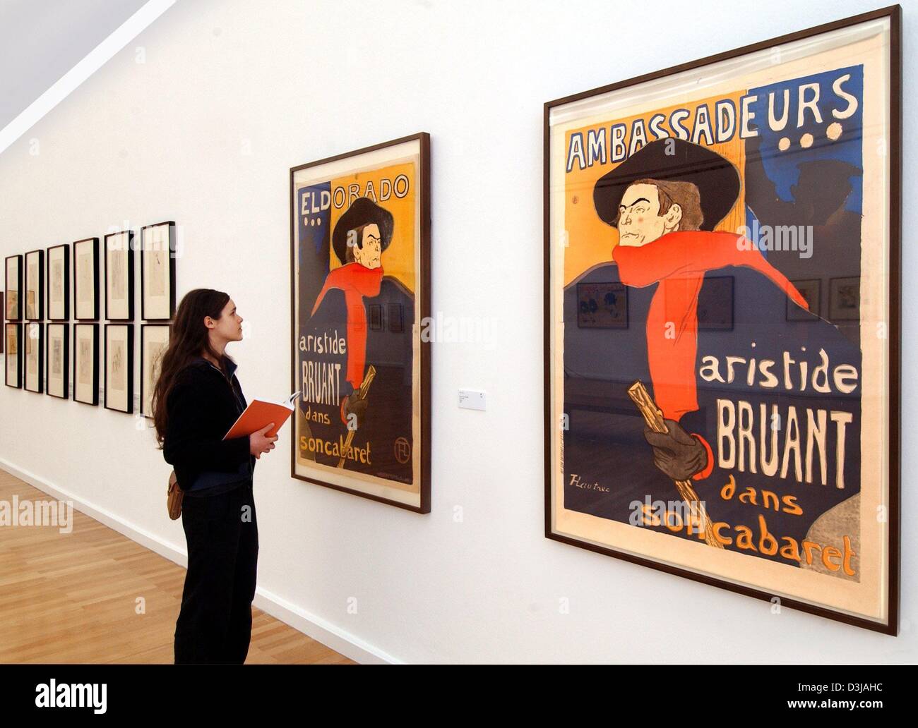 (Afp) - une jeune femme regarde les lithographies 'Ambassadeurs : Aristide Bruant" (avant) et 'Eldorado : Bruant" par Henri de Toulouse-Lautrec (1864 - 1901) à la collection d'art (Kunstsammlungen Chemnitz, Allemagne de l'Est), le 19 mars 2004. Les deux lithos de 1892 font partie de la plus complète collection de 360 affiches originales par l'artiste français. L'exposition a ouvert ses portes je Banque D'Images