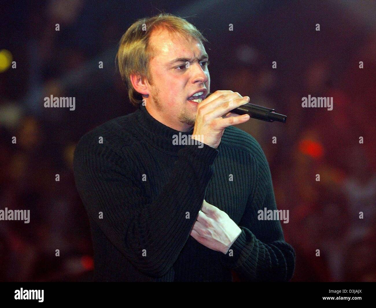 (Afp) - 22 ans, la chanteuse allemande Max détient un micro dans sa main et effectue à la fin de la ronde préliminaire allemand des Eurovisions song contest à Berlin, 19 mars 2004. Max a gagné de la ronde préliminaire va représenter l'Allemagne en finale de l'Eurovisions song contest à Istanbul, Turquie, 15 mai 2004. Banque D'Images