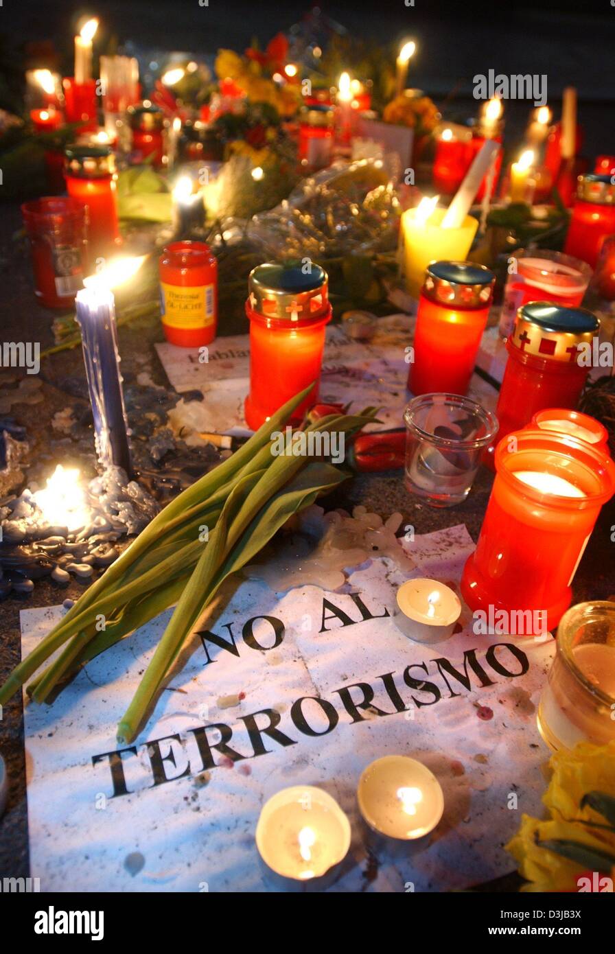 (Afp) - un signe parmi les fleurs et allumé des bougies se lit 'No al terrorismo" (Non au terrorisme) en face de l'ambassade d'Espagne à Berlin, 14 mars 2004. 200 personnes ont été tuées et plus de 1 200 blessés dans un attentat à la bombe dans la capitale espagnole la semaine dernière. Banque D'Images
