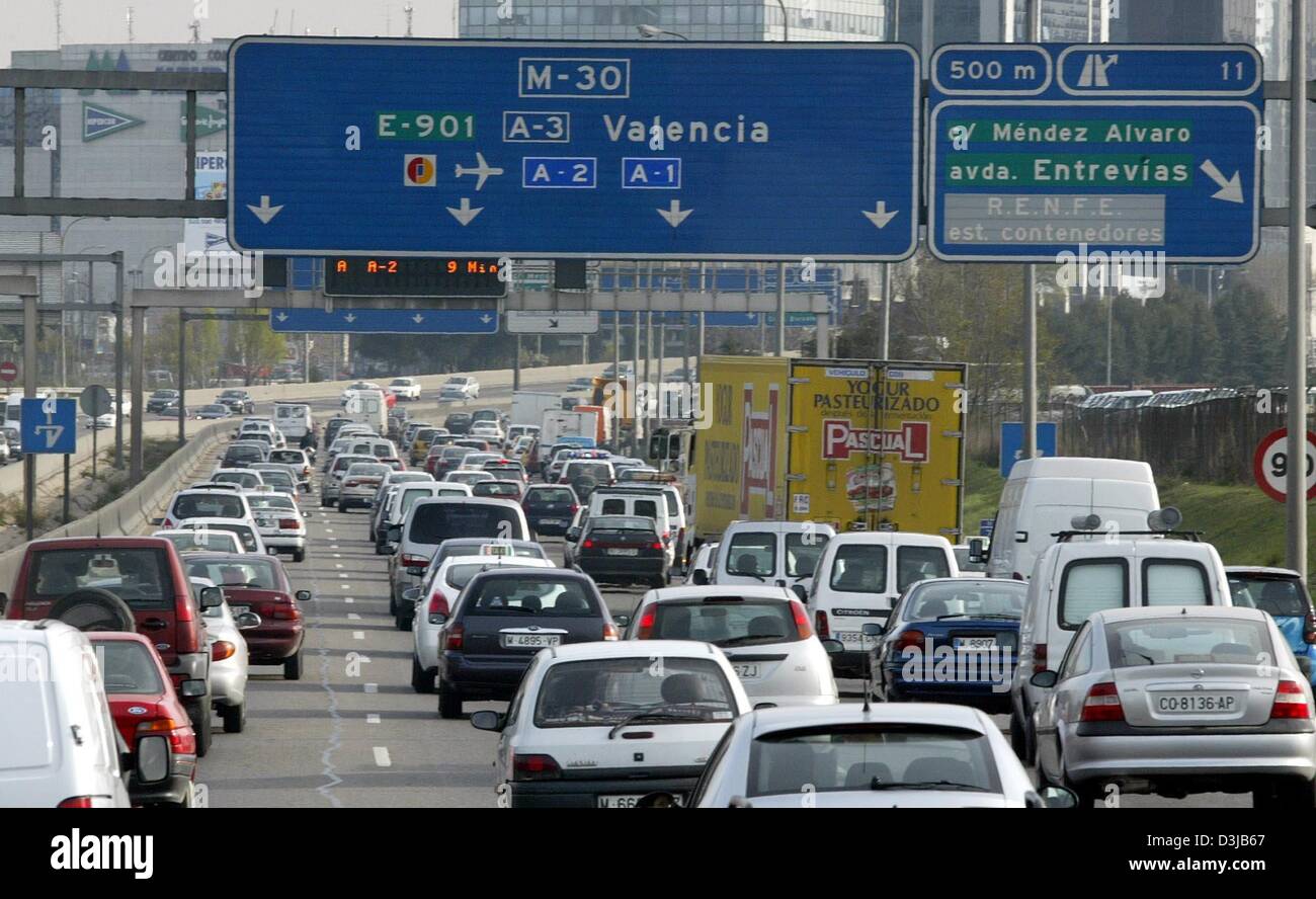 (Dpa) Les voitures sont mises en attente jusqu'à la capitale espagnole Madrid Le jeudi 11 mars 2004, après quatre bombes ont explosé tôt ce matin à la gare Atocha, Santa Eugenia et El Pozo gares de trains de banlieue utilisé par les navetteurs. Le bilan humain n'a jusqu'à présent jusqu'à 62 personnes avec des centaines de blessés. Banque D'Images