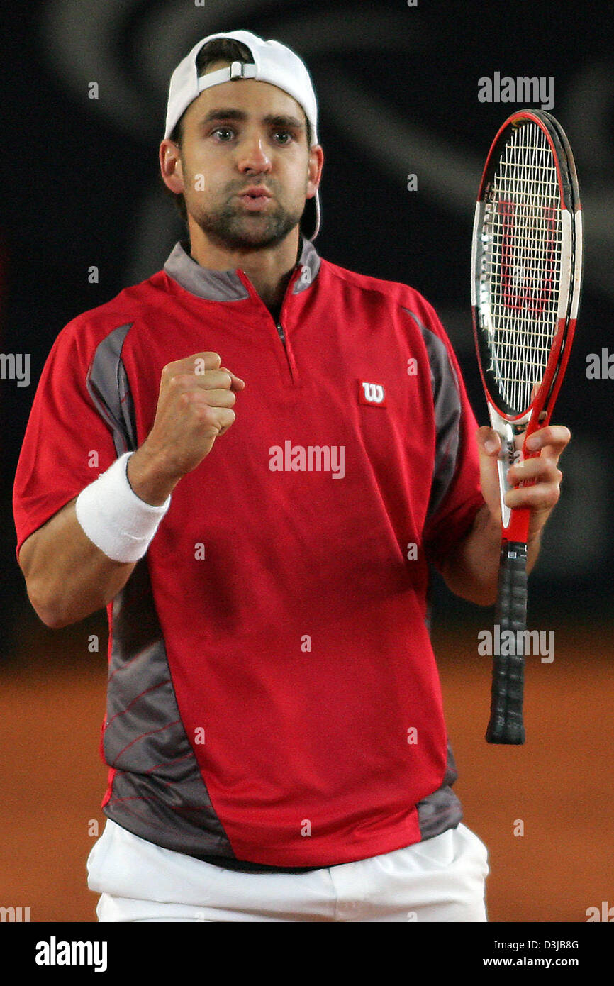 Afp) - Le joueur de tennis allemand Nicolas Kiefer serre son poing après  avoir gagné un point dans le match contre joueur de tennis français  Sébastien Grosjean au tournoi de tennis ATP