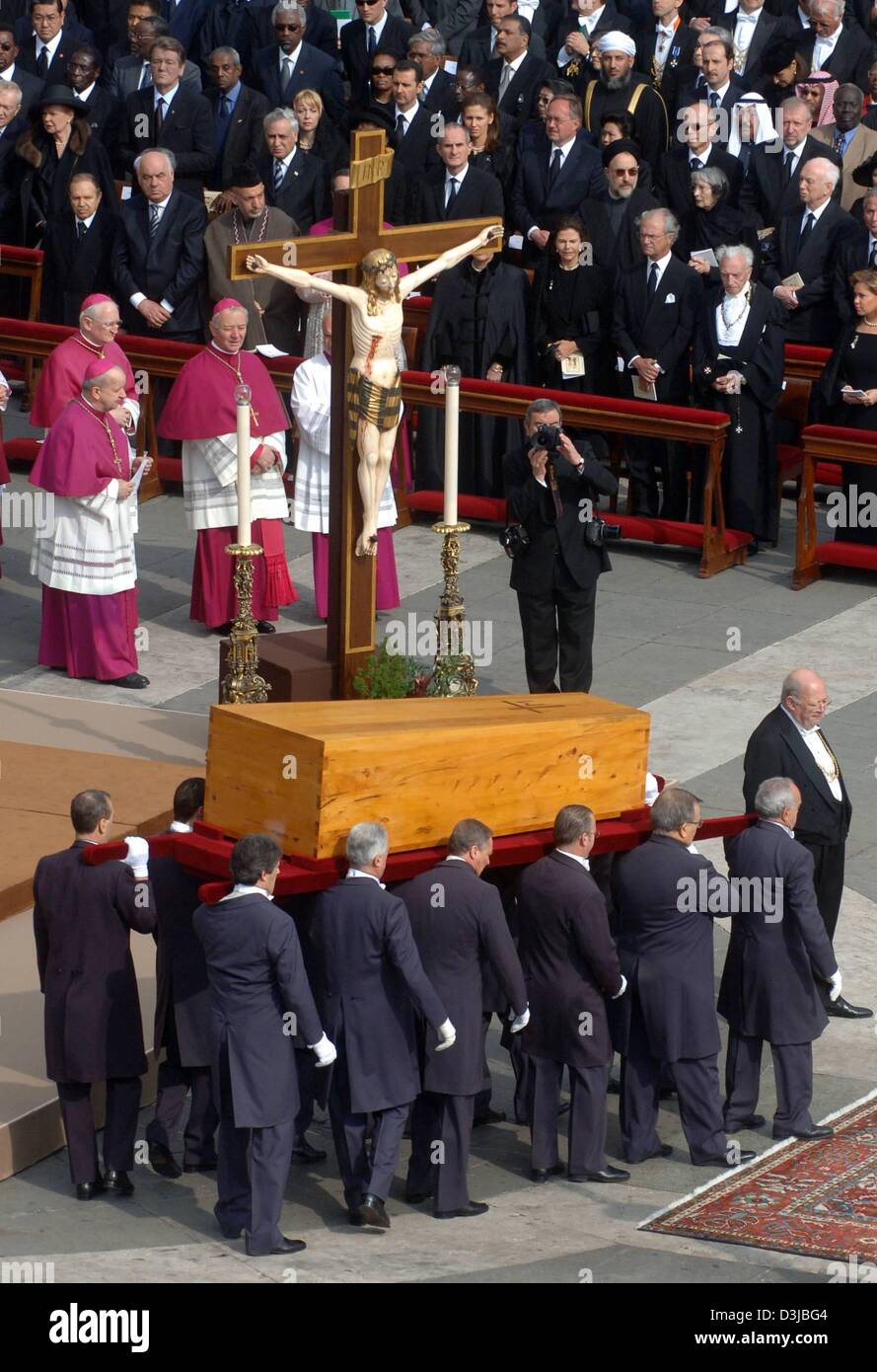 Afp) - Le cercueil avec le corps du pape Jean Paul II est présenté pour le  service funèbre par les porteurs à la place Saint Pierre au Vatican, État  de la Cité