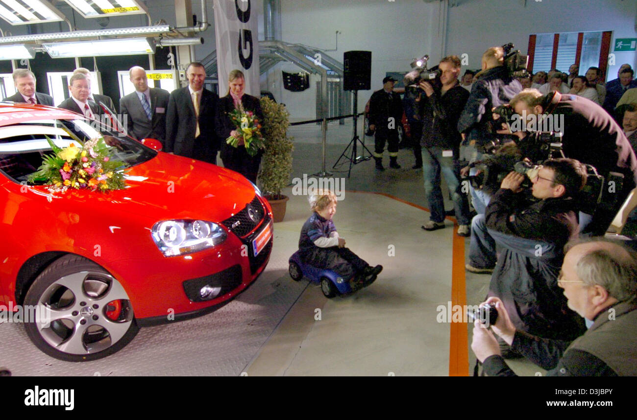 (Afp) - trois ans, Maurice Naser, le garçon de la télévision commerciale pour la Golf GTI, est situé en face de la tornade anniversaire rouge Golf, qui est le millionième Golf qui a été produit à cette usine depuis 1991, à l'usine Volkswagen de Zwickau/Mosel, Allemagne, 28 février 2005. Dans cette usine golf cars de la cinquième génération ont été construits depuis septembre 2003 un Banque D'Images