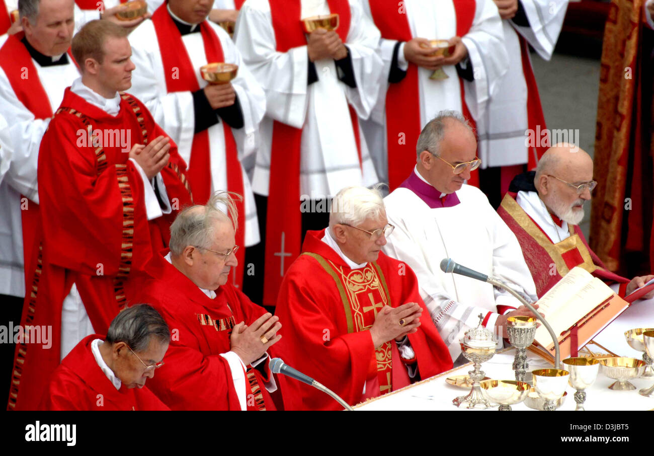 (Afp) - Le cardinal allemand Joseph Ratzinger (C) mène aux obsèques du pape Jean-Paul II à la place Saint Pierre au Vatican, État de la Cité du Vatican, vendredi 08 avril 2005. Le Pape est mort à l'âge de 84 ans samedi dernier. Banque D'Images