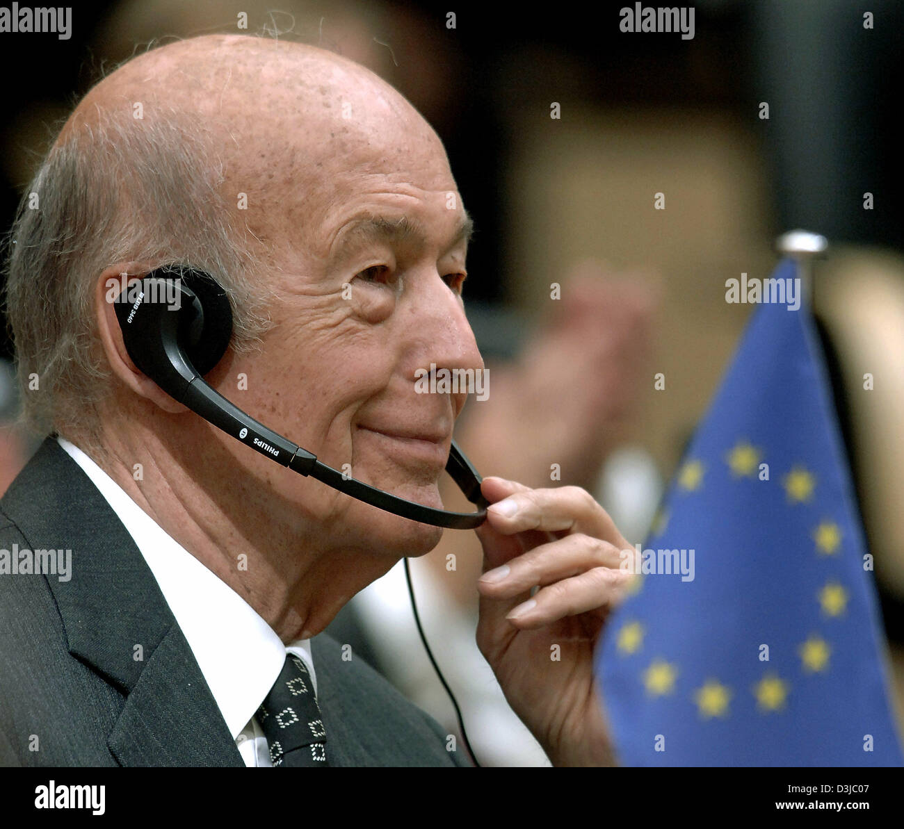 (Afp) - L'ancien président français Valéry Giscard d'Estaing porte un casque d'tandis qu'il écoute au cours d'une réunion du Bundesrat, chambre haute du parlement allemand, à Berlin, le vendredi, 27 mai 2005. Giscard d'Estaing, qui était en tête de la convention qui a élaboré la constitution, a pris part à titre de conférencier invité à la réunion concernant le vote de la chambre haute sur l'con Banque D'Images