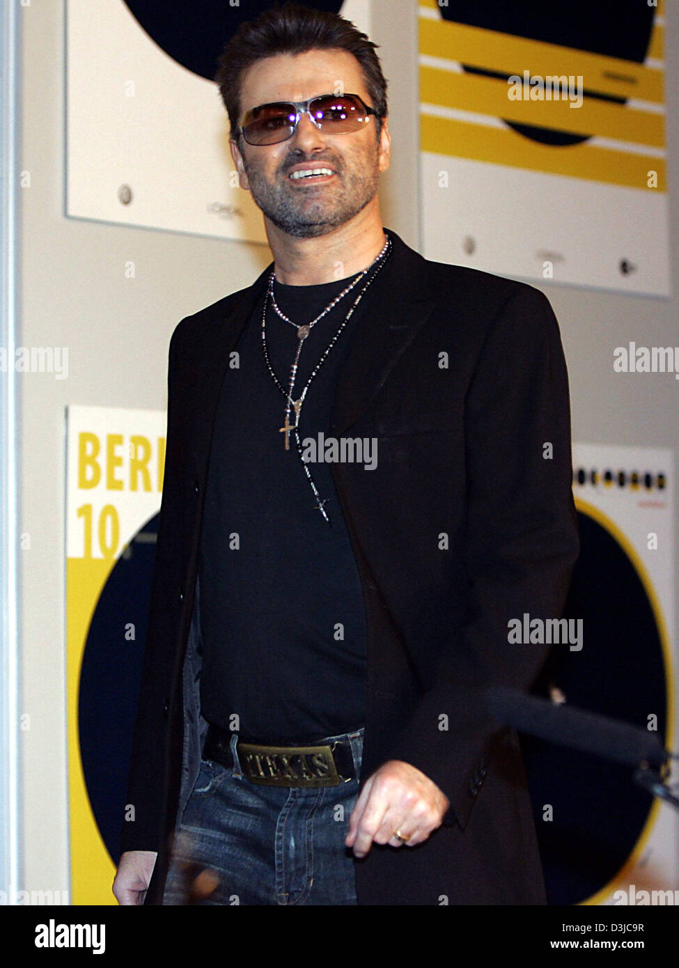 Afp) - La chanteuse pop britannique George Michael porte une paire de  lunettes qu'il présente le film 'George Michael : Une autre histoire', un  documentaire sur sa vie, à la Berlinale Filmfestival
