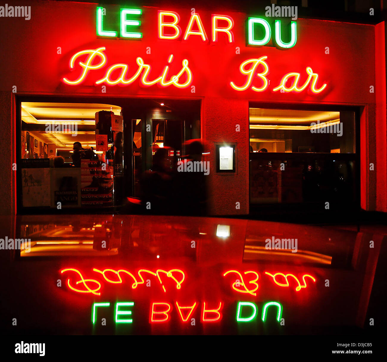 (Afp) - Les passants devant l'éclairé au néon Bar 'Paris' à Berlin, le 11 février 2005. Gastronomie et hôtels de luxe sont dans l'espoir de bonnes affaires au cours de cette année, la Berlinale Filmfestival. Mots-clés : Economy-Business-Finance, EBF, gastronomie, bar, néon lumière, Allemagne:DEU, scène nuit  Banque D'Images