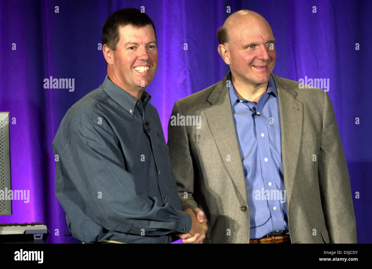 (Dpa) - US-American software company Sun Microsystems CEO Scott McNealy (L) et Microsoft CEO Steve Ballmer se serrer la main au cours d'une conférence de presse à Palo Alto, États-Unis, 13 mai 2005. Logiciel ancien arch rivals Sun et Microsoft a annoncé la prochaine étape de leur coopération. En avril 2004, les deux société terminé leurs différends juridiques après que Microsoft a payé 1,6 milliards de dollars Banque D'Images