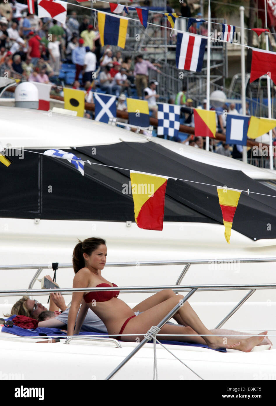 (Afp) - Une fille bikini soleil sur un yacht durant le Grand Prix de Monaco de Formule 1 session de formation à Monte Carlo, Monaco, samedi 21 mai 2005. Banque D'Images