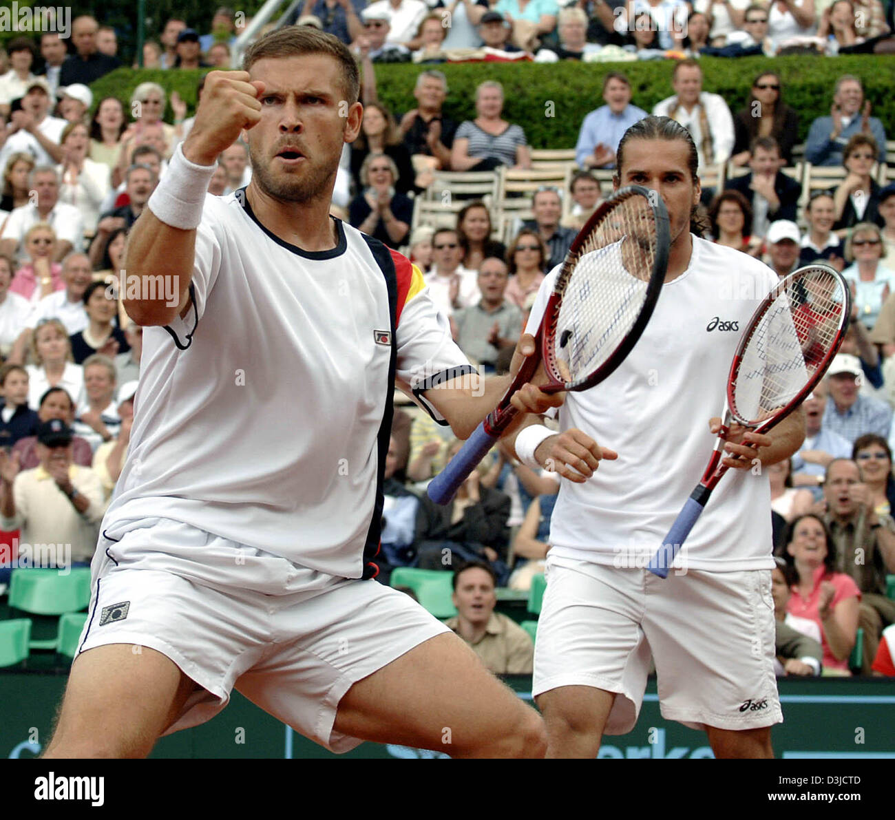 (Afp) - professionnels du tennis allemand Thomas Haas et Alexander Waske (R-L) célébrer un moment donné au cours de leur dernier match contre les Argentins Guillermo Coria et Guillermo Canas à la Coupe du Monde par équipe de tennis à Duesseldorf, Allemagne, 21 mai 2005. Banque D'Images