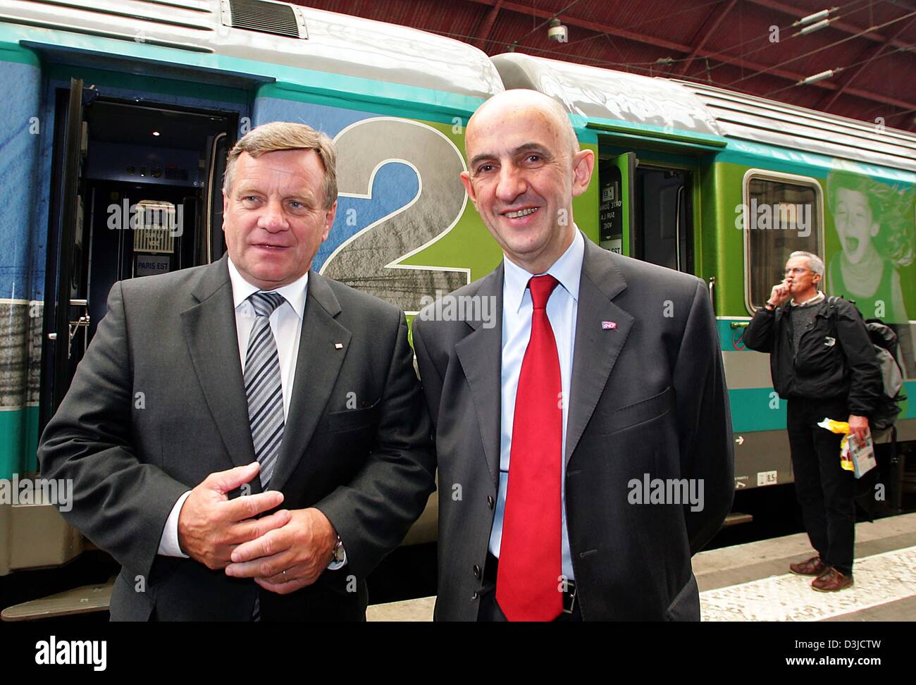 (Afp) - Hartmut Mehdorn (L), Président de la Deutsche Bahn AG et Louis Gallois, Président de la société des chemins de fer français SNCF, sourire alors qu'ils se tiennent les uns à côté des autres à la gare à Strasbourg, France, le lundi 23 mai 2005. À partir de 2007 la compagnie ferroviaire allemande Deutsche Bahn AG et de l'anglais plan Gare SCNF à unir leurs forces dans un projet commun pour l'exploitation de la filiale hig Banque D'Images