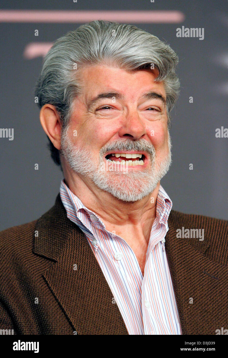 (Afp) - le réalisateur américain George Lucas sourit pendant un appel de photo avant la première mondiale de la nouvelle 'Star Wars Episode 3 - La Revanche des Sith' à Berlin, 17 mai 2005. Le film a été officiellement publié dans le monde le jeudi 19 mai 2005 et comble le fossé entre le premier film Star Wars à partir de 1977 et les derniers épisodes qui ont été diffusés dans les salles de cinéma depuis 1999. Banque D'Images