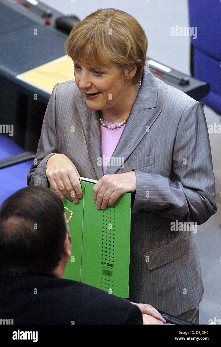 (Afp) - Angela Merkel, présidente de la CDU, parle à un membre de sa fraction au Bundestag à Berlin, 12 mai 2005. La chambre basse a débattu de la constitution de l'Union européenne dans la session parlementaire. Banque D'Images