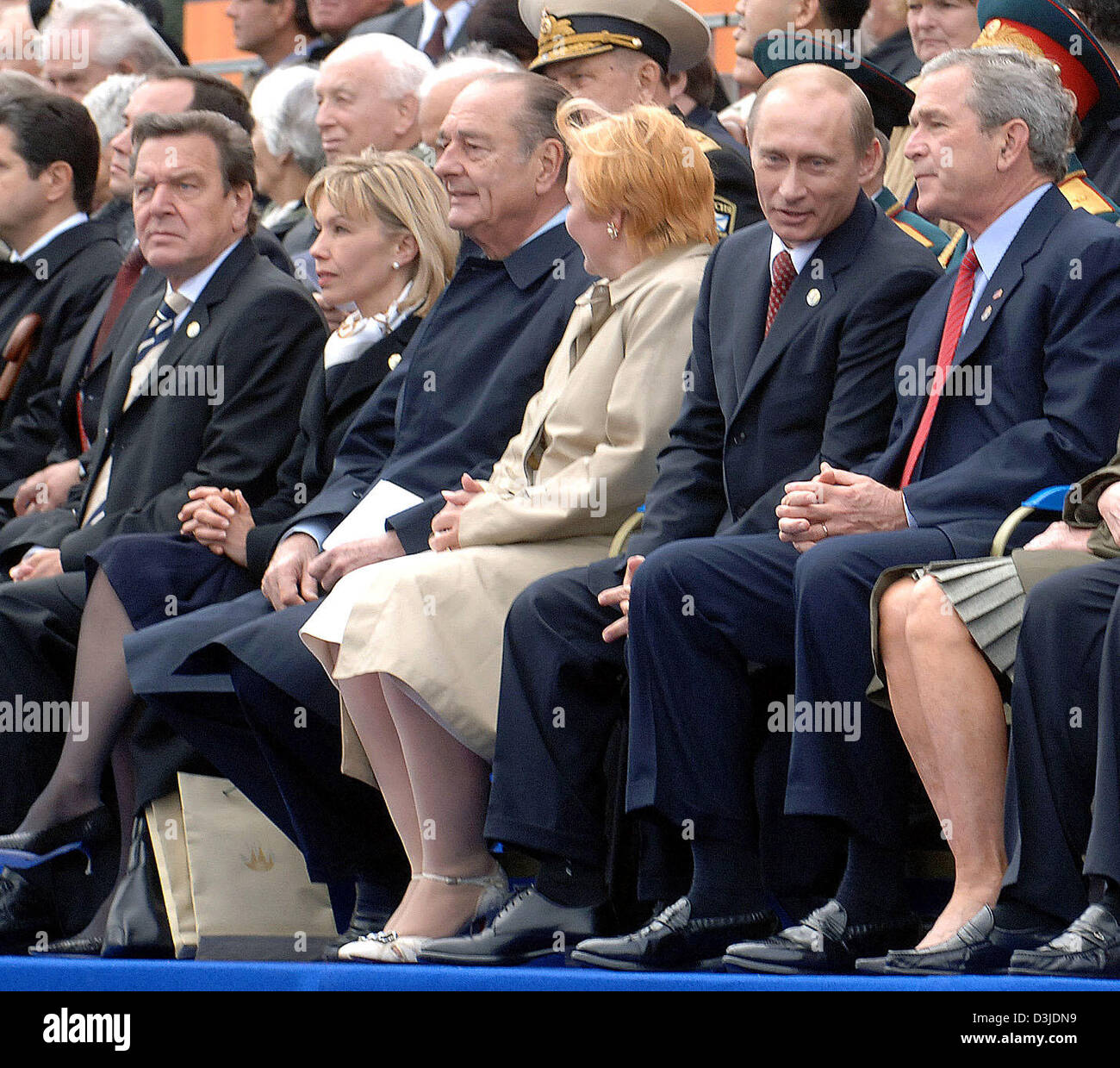 (De g) - Le Chancelier allemand Gerhard Schroeder, sa femme Dori Schroeder-Koepf, le président français Jacques Chirac, Ljudmila Poutina, épouse du Président russe Vladimir Poutine et le président américain, George W Bush s'asseoir à côté de l'autre au cours d'un défilé militaire commémorant le 60e anniversaire de la fin de la Seconde Guerre mondiale, à la place Rouge à Moscou, Russie, 09 mai 2005. La Russie célébrat Banque D'Images