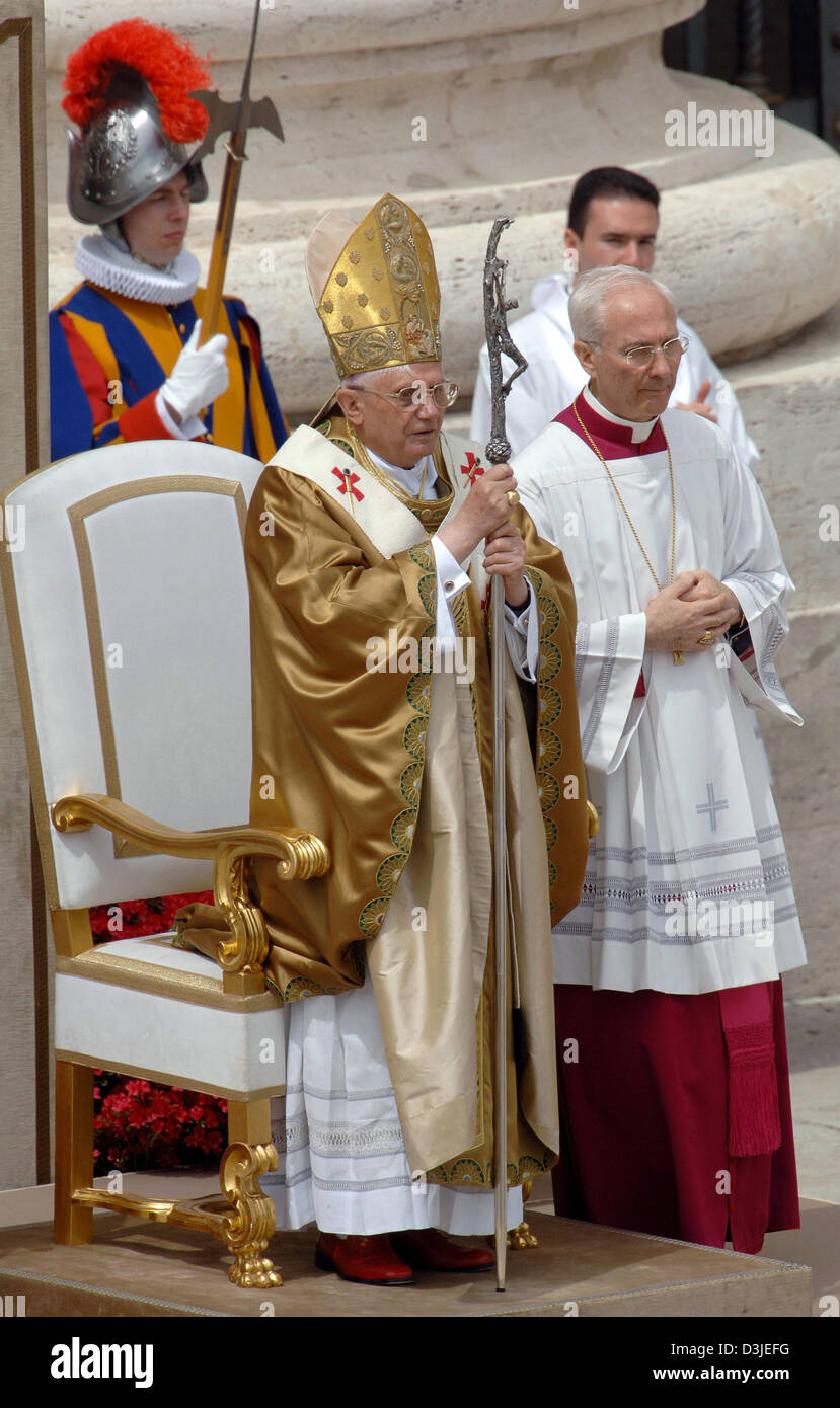 Afp) - Le pape Benoît XVI (C) se présente, vêtue de sa robe et le Tiara,  durant le service sur la Place Saint Pierre au Vatican à Rome, Italie, 24  avril 2005.