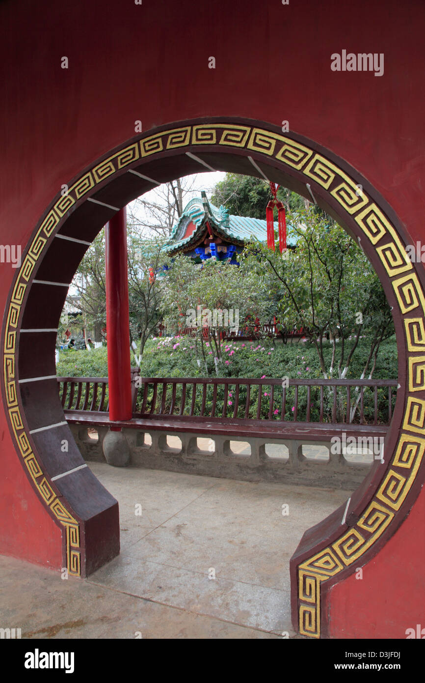 La Chine, le Yunnan, Kunming, Parc du Lac Vert, lune, porte Banque D'Images