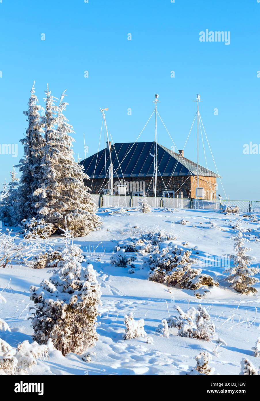 Sapin d'hiver et de montagne station météo house en premier soleil du matin Banque D'Images