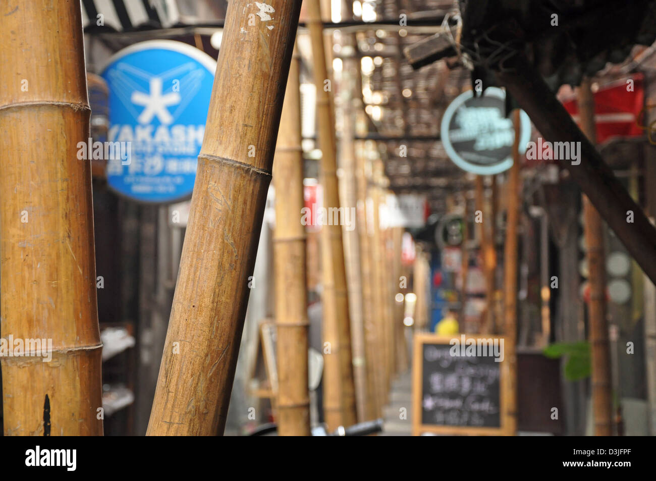 Les échafaudages en bambou dans une ruelle de Tianzifang, une partie rénovée dans la Concession française près de Taikang Lu, Shanghai - Chine Banque D'Images