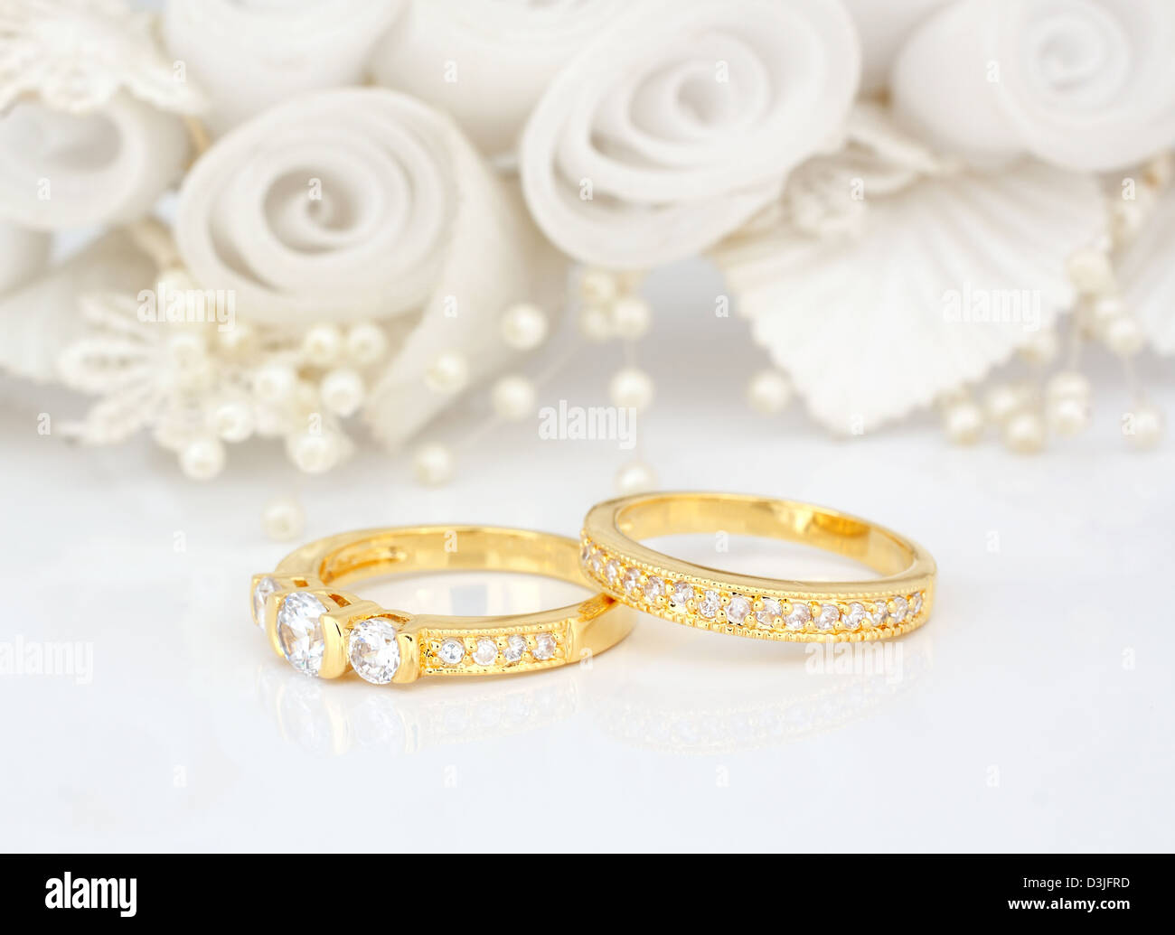 Anneaux de mariage d'or sur fond de fleurs Banque D'Images