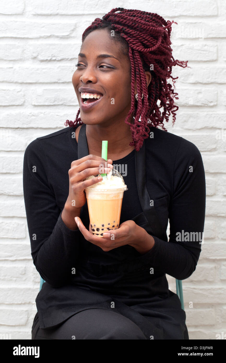 Girl drinking Iced bubble tea Banque D'Images