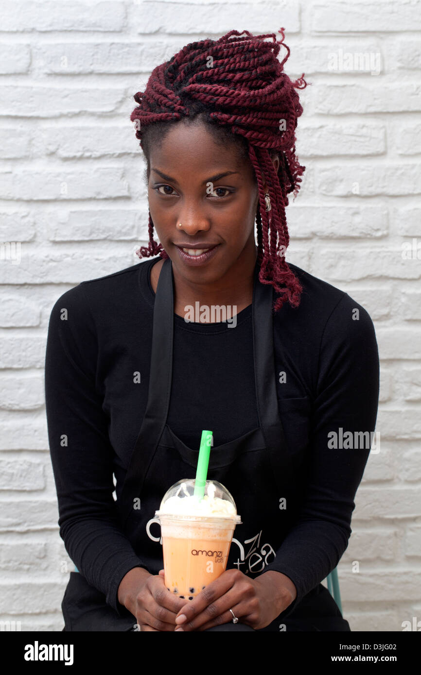 Personnel de l'amanzi Tea avec bubble tea glacé Banque D'Images