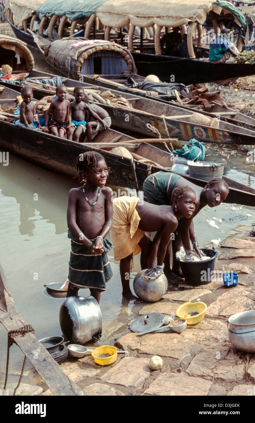 Enfants de la tribu Bozo, des gens semi-nomades qui vivent sur le fleuve Niger, des lattes et des casseroles dans le fleuve. Mopti, Mali. Afrique de l'Ouest Banque D'Images