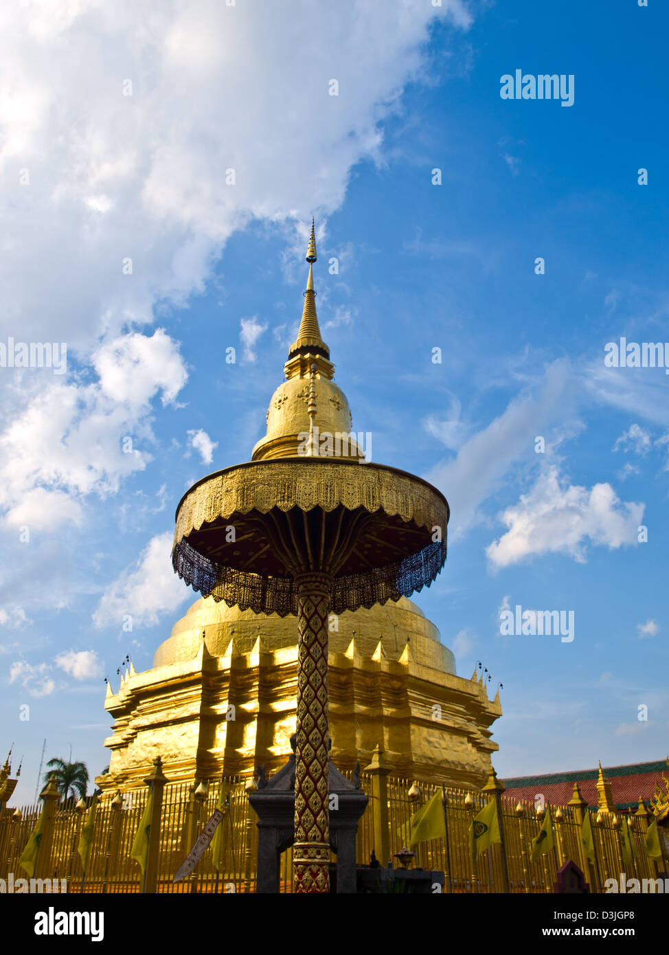 La pagode d'or avec ciel bleu au Wat Phra That Hariphunchai Province Lamphun , qui, de Thaïlande Banque D'Images