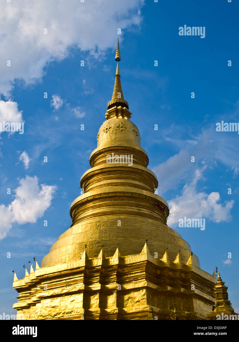 La pagode d'or avec ciel bleu au Wat Phra That Hariphunchai Province Lamphun, qui, de la Thaïlande Banque D'Images