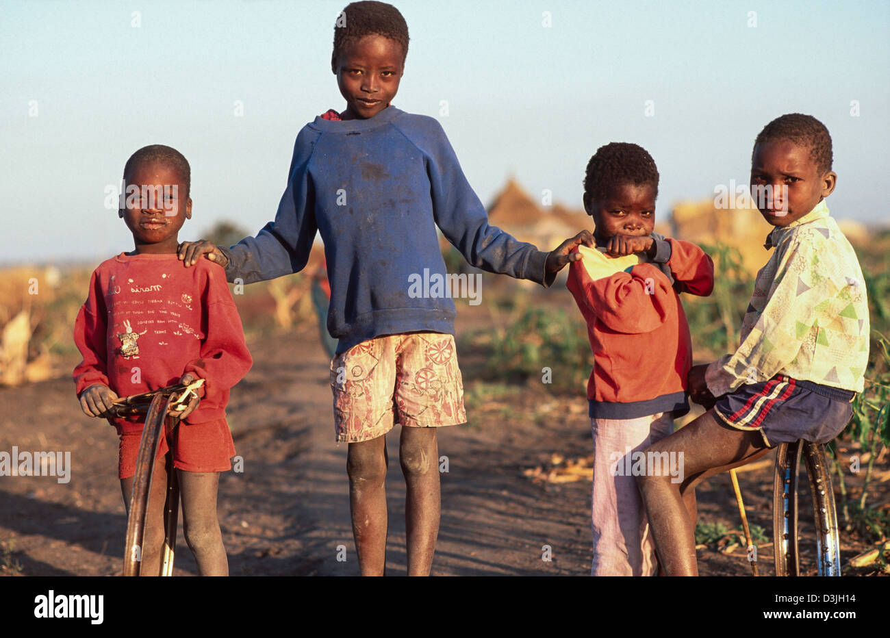 Les enfants à un camp de réfugiés rapatriés du Zimbabwe après la fin de la guerre civile mozambicaine. Massaca, au Mozambique Banque D'Images