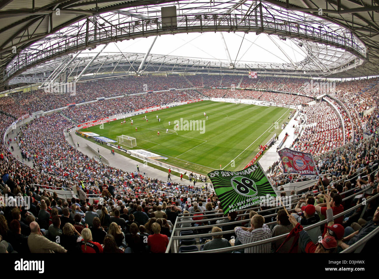 (Afp) - Bundesliga match de football Hannover 96 et FC Bayern Munich. Pour la première fois depuis son ouverture chaque lieu est vendu dans la nouvelle capacité 50 000 AWD-Arena à Hanovre, Allemagne, 16 avril 2005. Banque D'Images