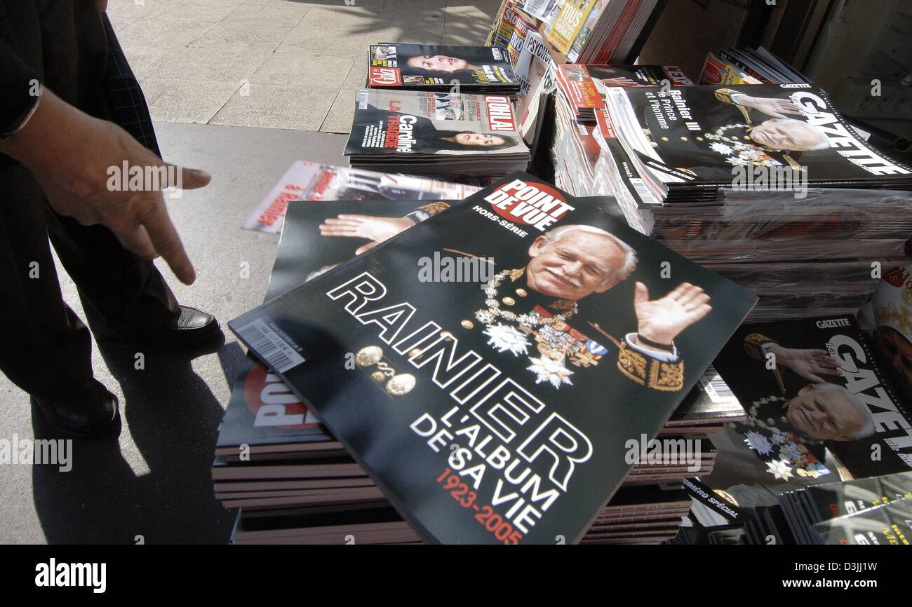 (Afp) - De nombreux magazines ont une photo du Prince Rainier III de Monaco sur leur couverture à l'état de Monaco, Monaco, 14 avril 2005. Le Prince Rainier est mort à l'âge de 81 ans le 6 avril 2005. Le service funéraire pour lui aura lieu le 15 avril 2005. Banque D'Images