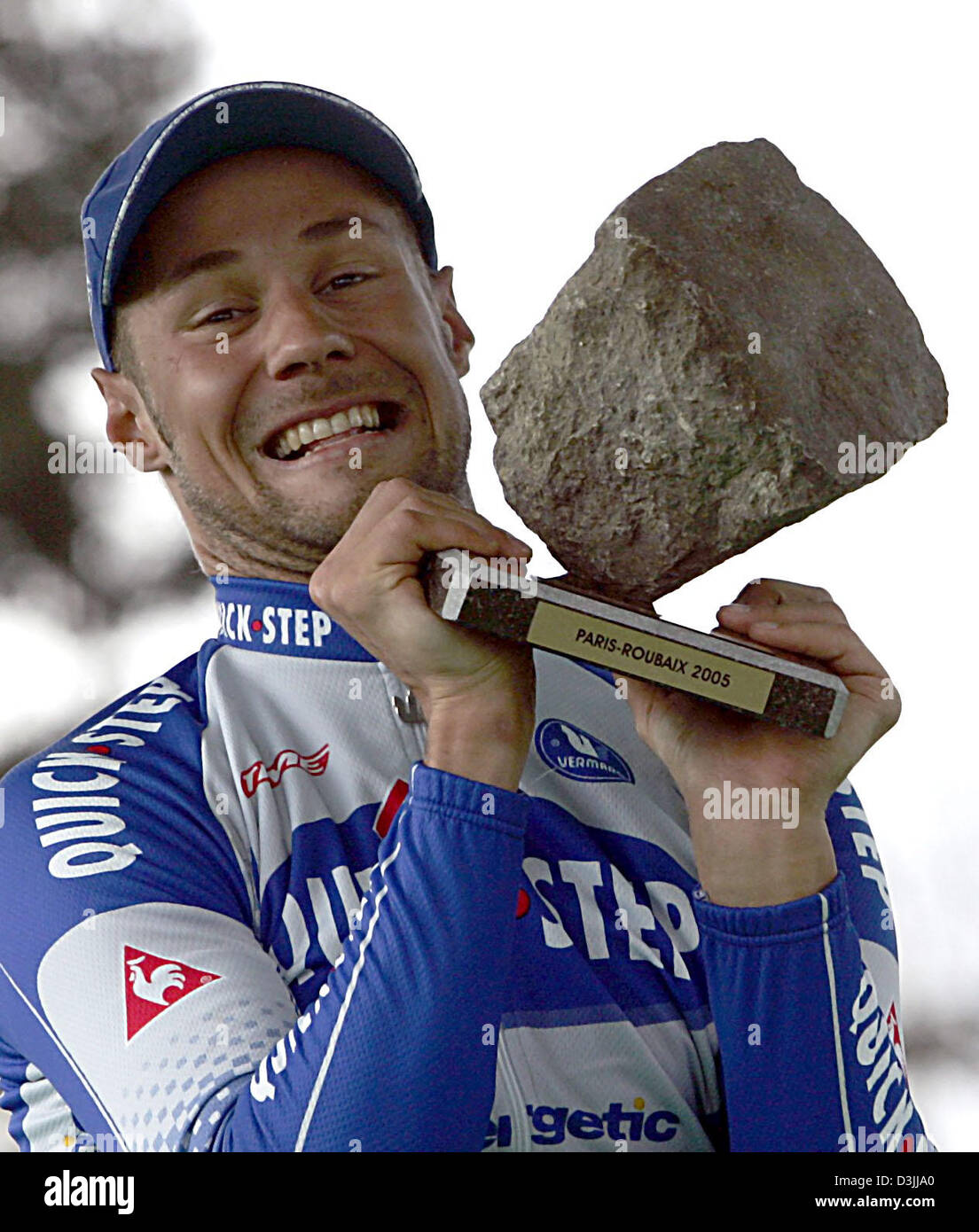 (Afp) - le cycliste belge Tom Boonen de l'équipe Quick Step tient son trophée après avoir remporté la 103e édition de la course cycliste Paris-Roubaix à Roubaix, France, 10 avril 2005. Banque D'Images