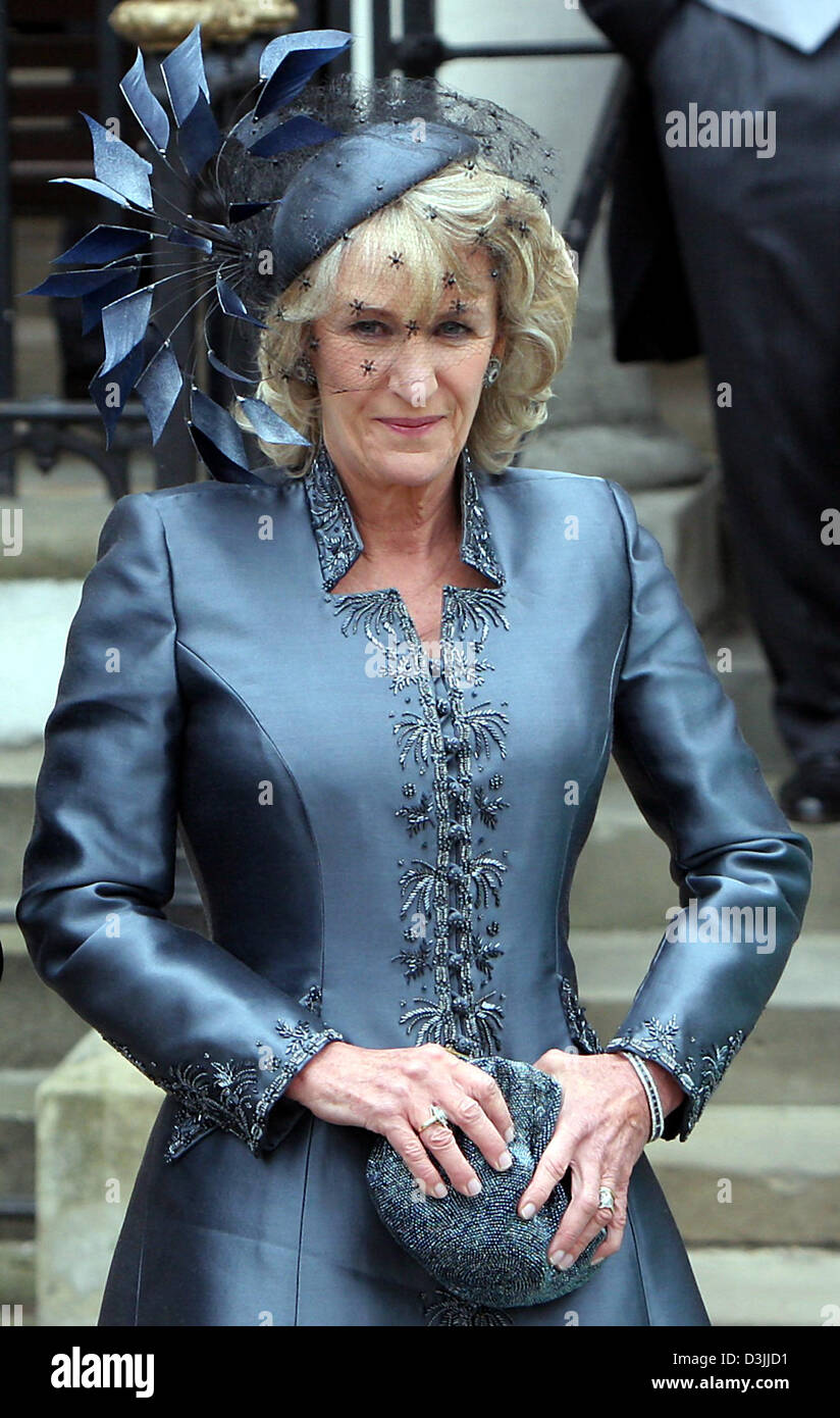 (Afp) - Annabel Elliott, soeur de la mariée, sourit alors qu'elle s'occupe du mariage de Camilla Parker Bowles et le Prince Charles à Windsor, Royaume-Uni, 09 avril 2005. Banque D'Images