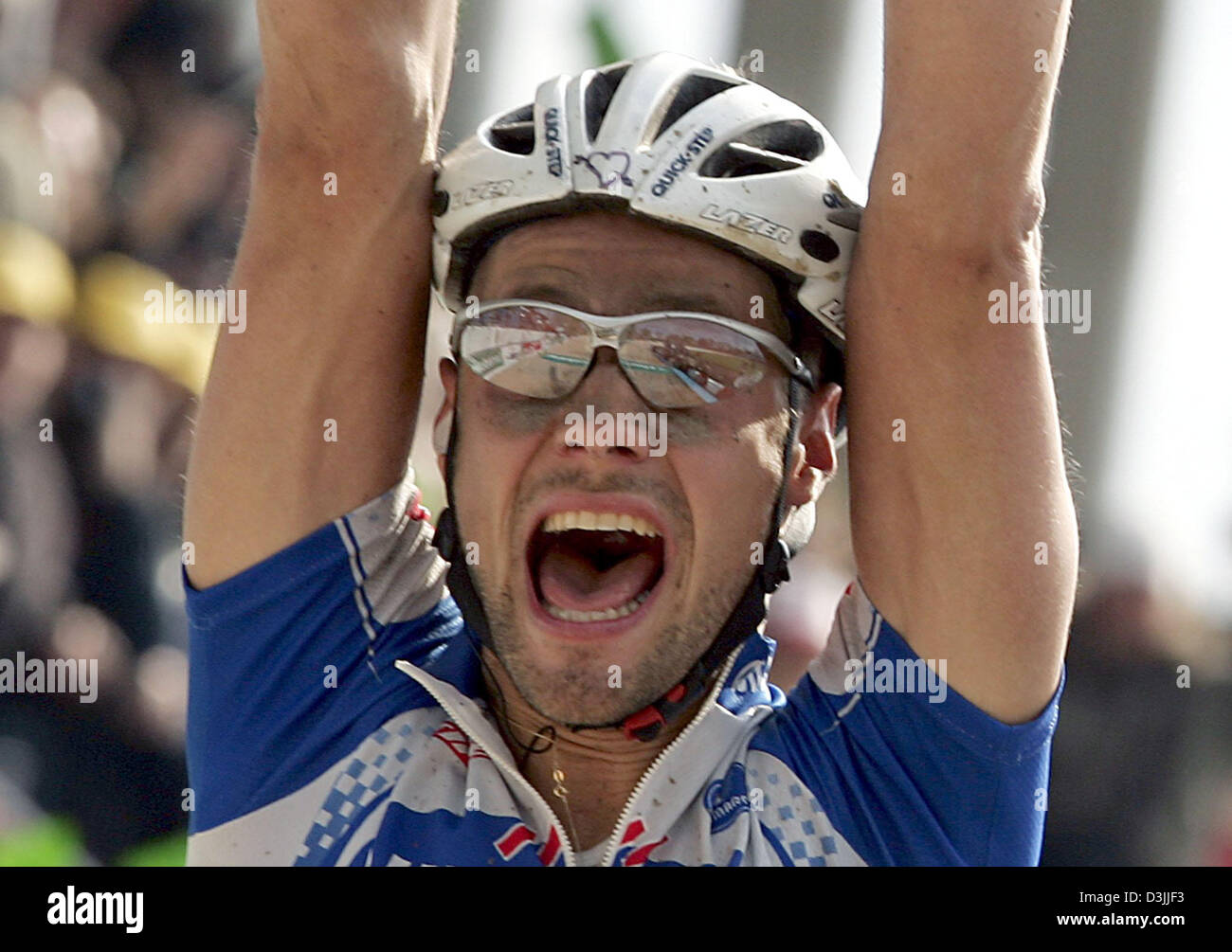 (Afp) - le cycliste belge Tom Boonen célèbre son triomphe à la traditionnelle course cycliste Paris-Roubaix, France, 10 avril 2005. Environ 55 kilomètres de la célèbre course de 259 km de long prendre les coureurs sur les routes pavées infâme du nord de la France. Banque D'Images