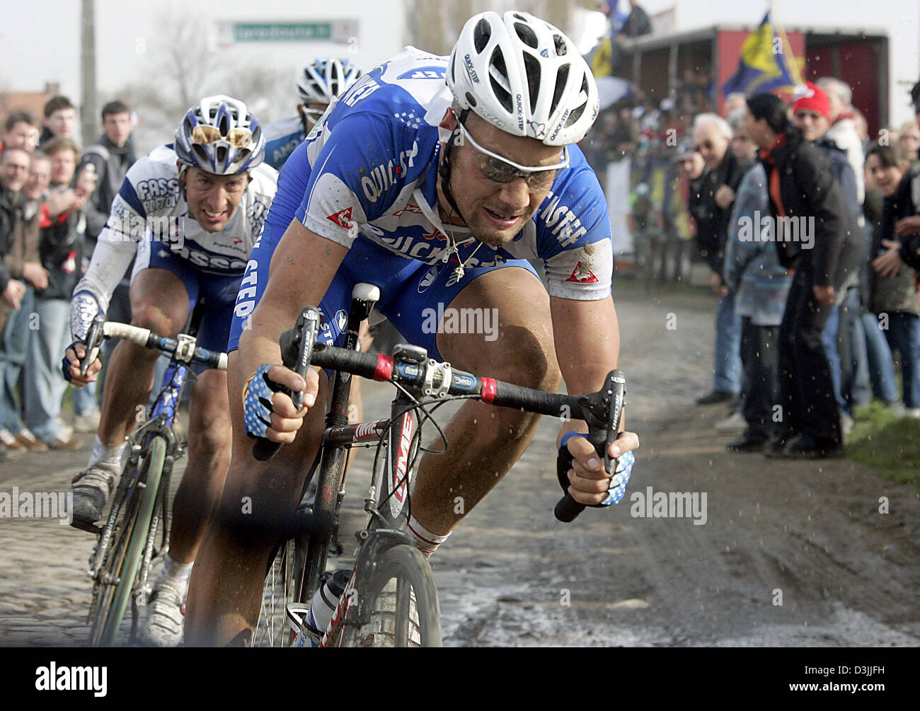 (Afp) - le cycliste belge Tom Boonen (R) suivi par l'Espagnol Juan Antonio Flecha lors du traditionnel Paris-Roubaix près de Compiègne, France, 10 avril 2005. Boonen a remporté la course et Flecha est arrivé en troisième place. Environ 55 kilomètres de la célèbre course de 259 km de long prendre les coureurs sur les routes pavées infâme du nord de la France. Banque D'Images