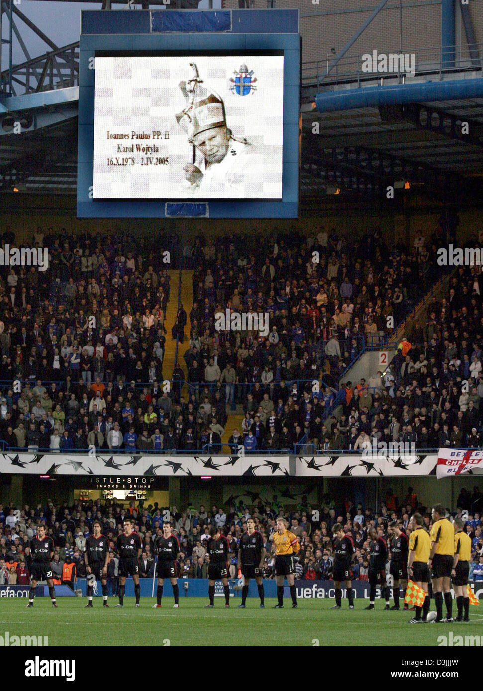 (Afp) - Chelsea FC et le FC Bayern Munich joueurs tenir une minute de silence à la mémoire du Pape Jean Paul II avant leur quart de finale de la Ligue des Champions, premier match de football de la jambe à Stamford Bridge, Londres, Royaume-Uni, 6 avril 2005. Banque D'Images (Afp) - Chelsea FC et le FC Bayern Munich joueurs tenir une minute de silence à la mémoire du Pape Jean Paul II avant leur quart de finale de la Ligue des Champions, premier match de football de la jambe à Stamford Bridge, Londres, Royaume-Uni, 6 avril 2005. Banque D'Images