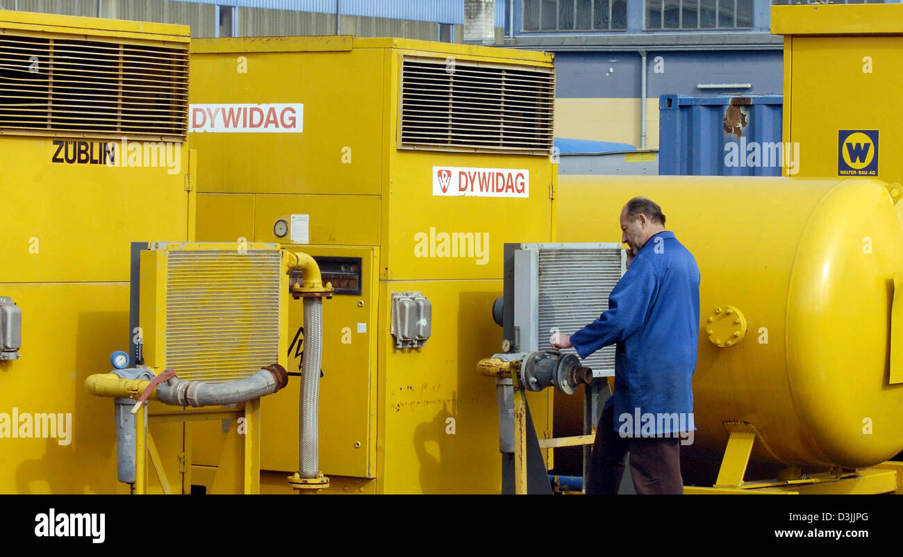 (Afp) - Un employé se tient entre l'équipement des entreprises de construction Dywidag, Zueblin und Walter dans le chantier naval de Walter Bau AG à Gersthofen, Allemagne, mercredi, 06 avril 2005. Le comité des créanciers se sont réunis pour affirmer l'a fait auparavant des accords concernant l'avenir de l'insolvable Walter Bau AG. Strabag-Holding d'Autriche veut prendre le contrôle de quatre parties de l'entreprise Banque D'Images