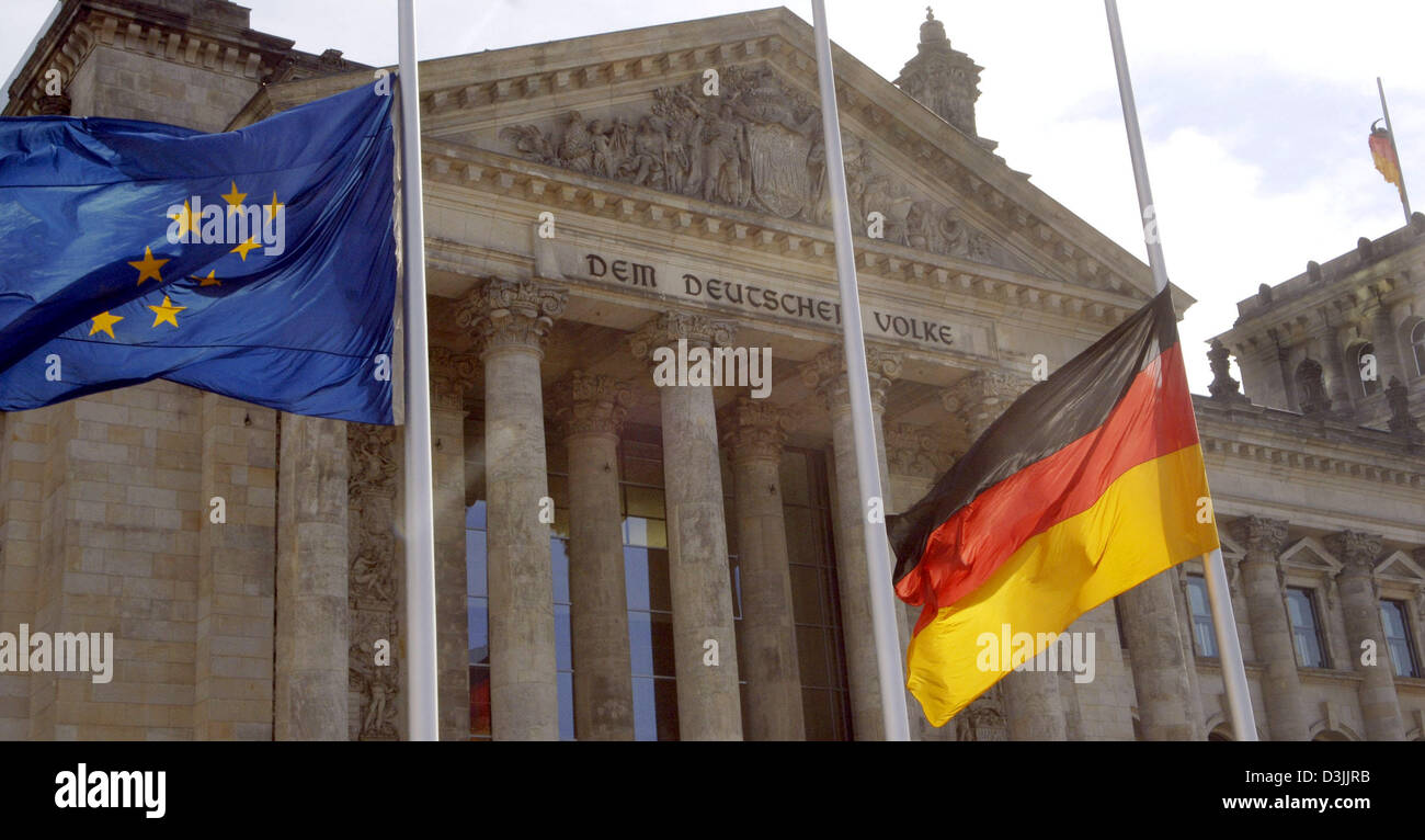 (Afp) - Le drapeau national allemand (R) et le drapeau de l'Union européenne balancent dans le vent en berne devant le bâtiment Reichstags dans Berlin, 03 avril 2005. Les drapeaux ont été mis en berne en signe de condoléances pour le décès du pape Jean-Paul II, chef de l'Église catholique, qui est mort à Rome le samedi, 02 avril 2005. Banque D'Images