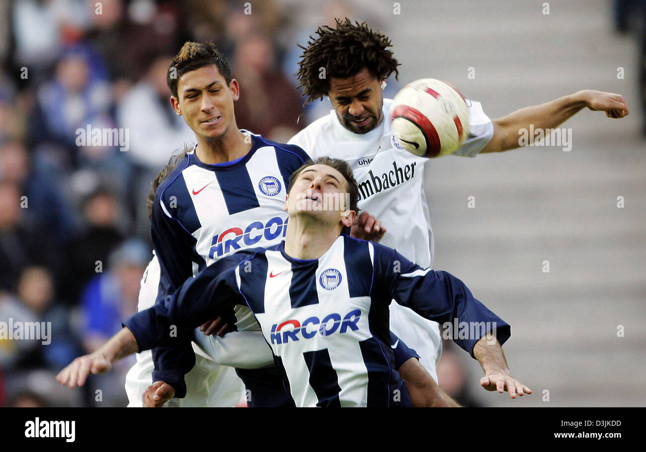 (Dpa) - Berlin's Josip Simunic (C) et Malik Fathi (L) essayez d'obtenir la balle lors d'un en-tête en face de Bielefeld est Patrick Owomoyela (R) pendant le jeu entre Hertha BSC Berlin et l'Arminia Bielefeld, à l'Olympia Stadium de Berlin, Allemagne, 19 mars 2005. Berlin a gagné 3-0. Banque D'Images