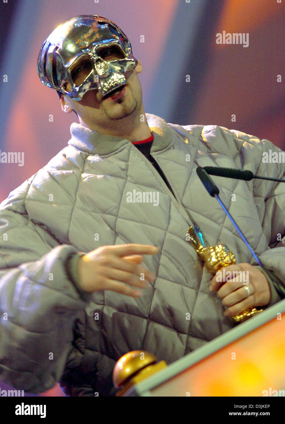 (Afp) - Le rappeur Sido pointe vers le golden 'Bravo Otto' award au cours de la 'Bravo SUPERSHOW 2005" à Hanovre, Allemagne, 19 mars 2005. Sido a reçu le prix dans la catégorie 'rappeur Super National 2004'. Banque D'Images